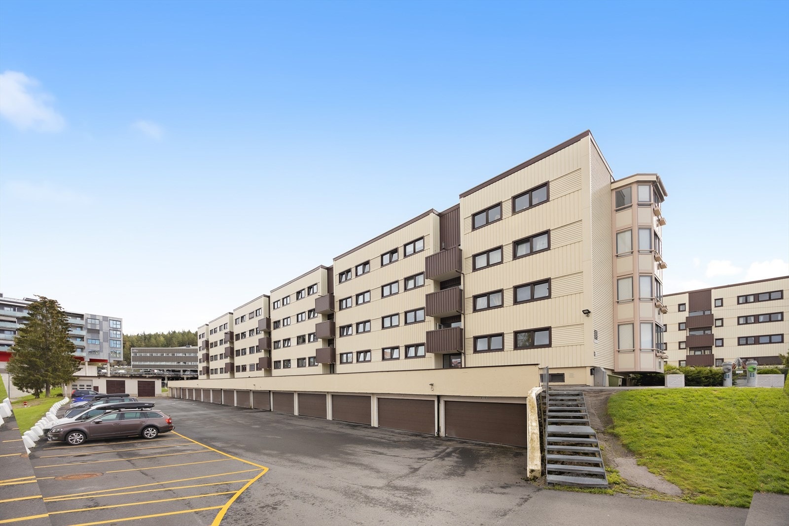 Parkeringsplass medfølger. Garasjeplasser kan leies etter venteliste Galleribilde