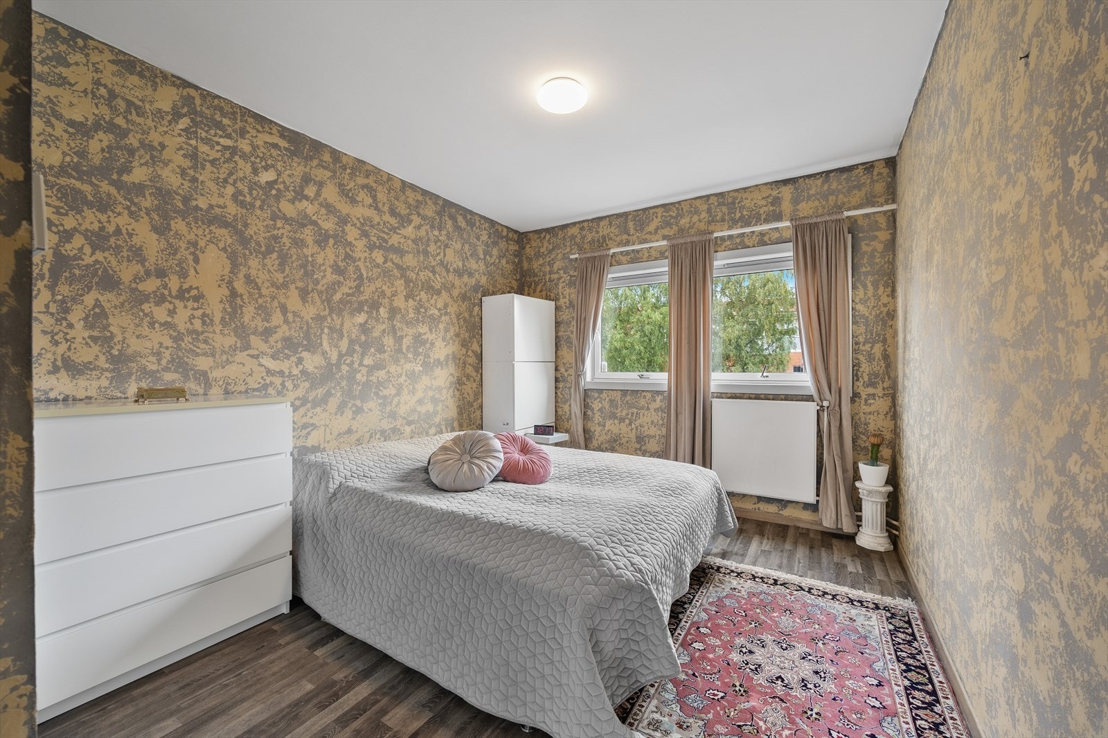 Leiligheten har to store soverom Galleribilde