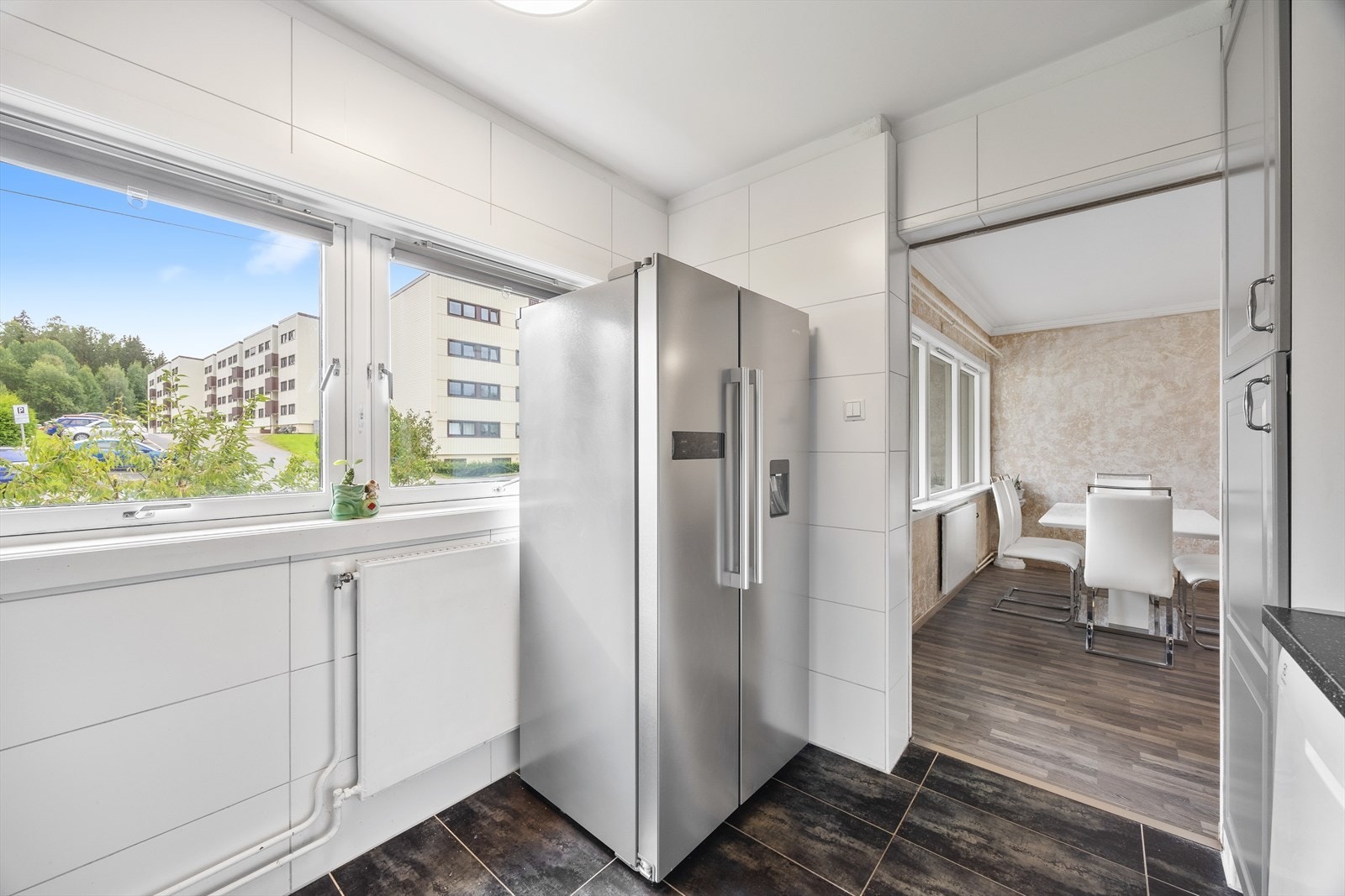 Alle hvitevarer på kjøkkenet medfølger handelen - her kan du flytte rett inn Galleribilde