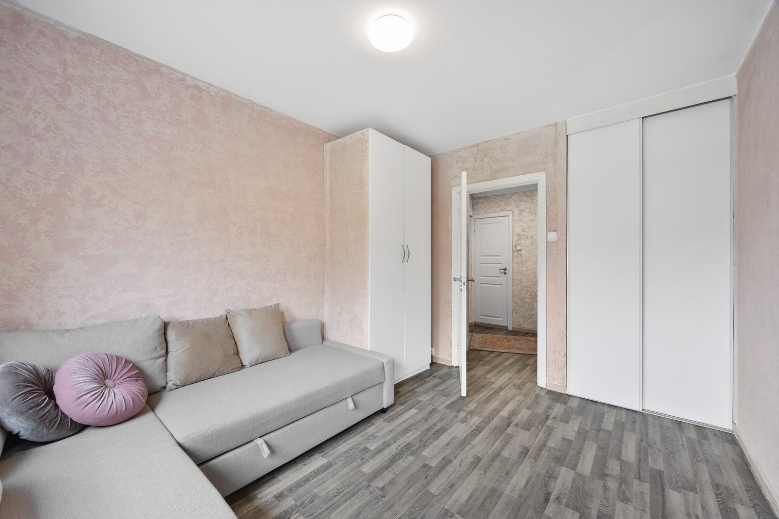 Plassbygd garderobeskap med skyvedører Galleribilde