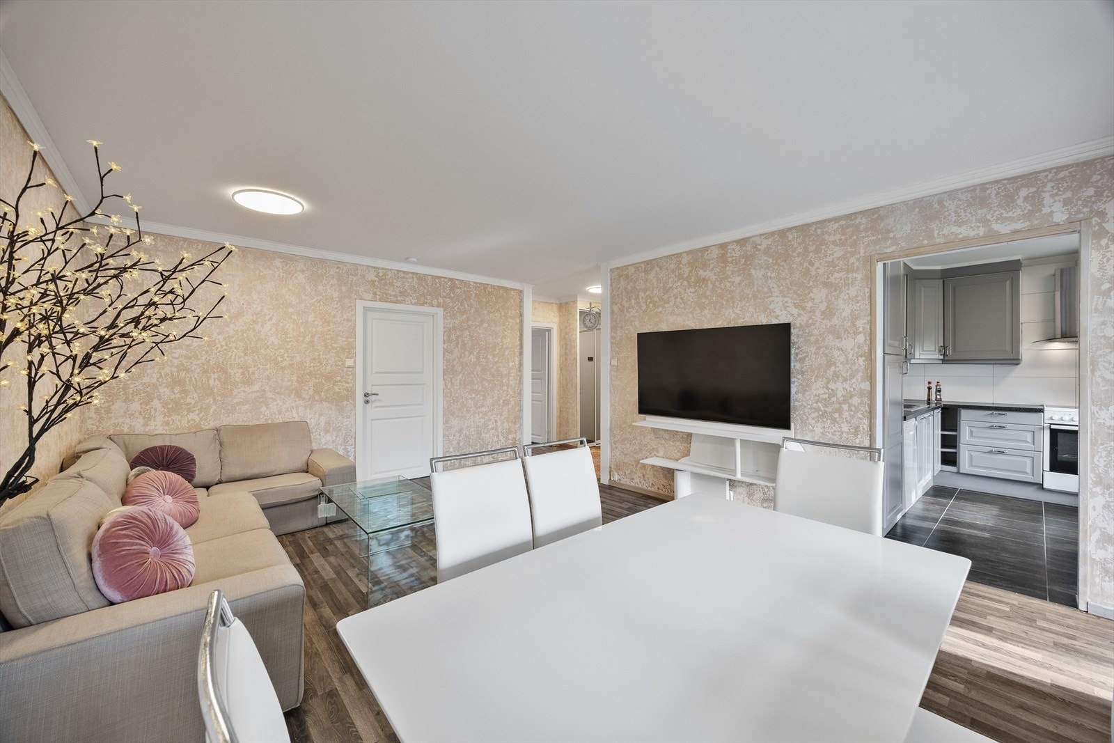 Takhøyden ble i stue målt til ca. 2,48 m Galleribilde