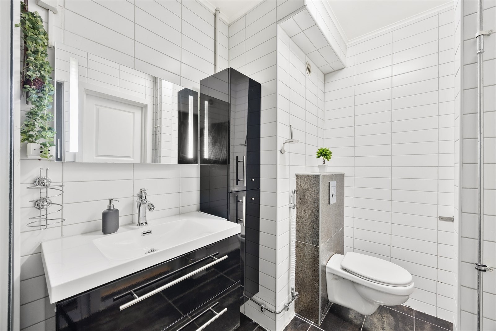 Flislagt bad. Servantskap med glatte, folierte fronter og heldekkende servant Galleribilde