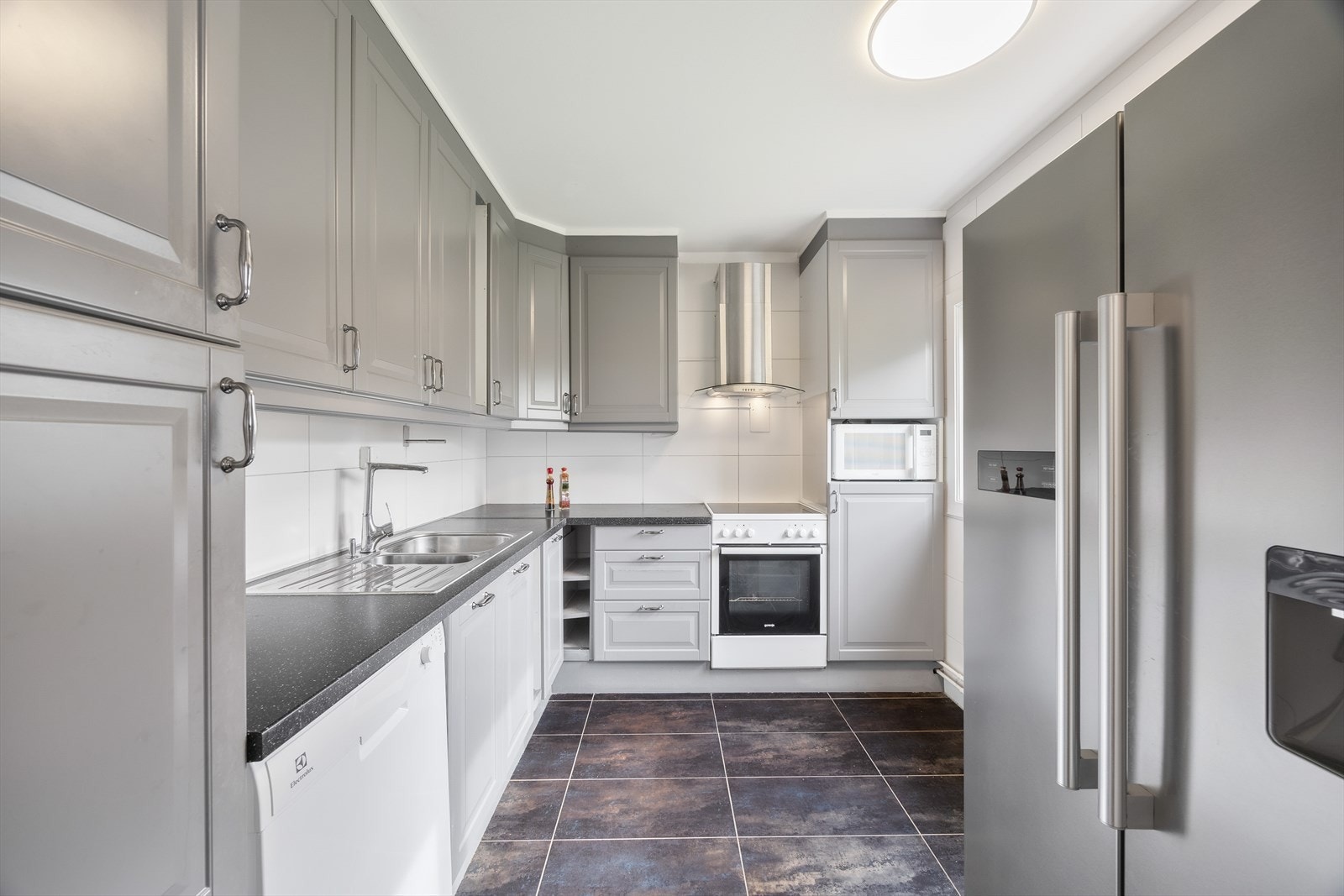 IKEA kjøkkeninnredning. Kjøkkenet holder en normal standard. Innredning med profilerte, fabrikklakkerte fronter Galleribilde