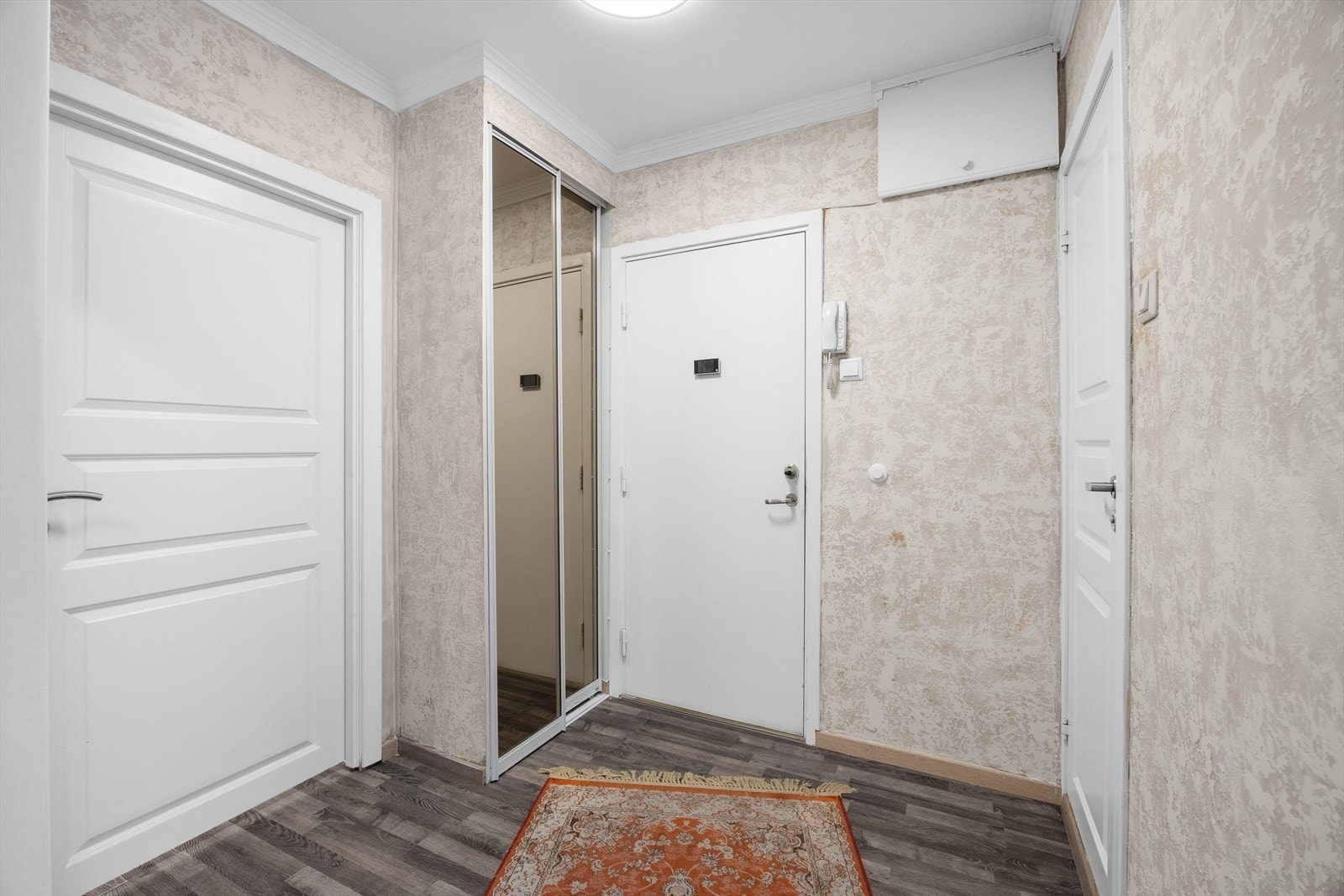 Plassbygd garderobeskap med speil i gang Galleribilde