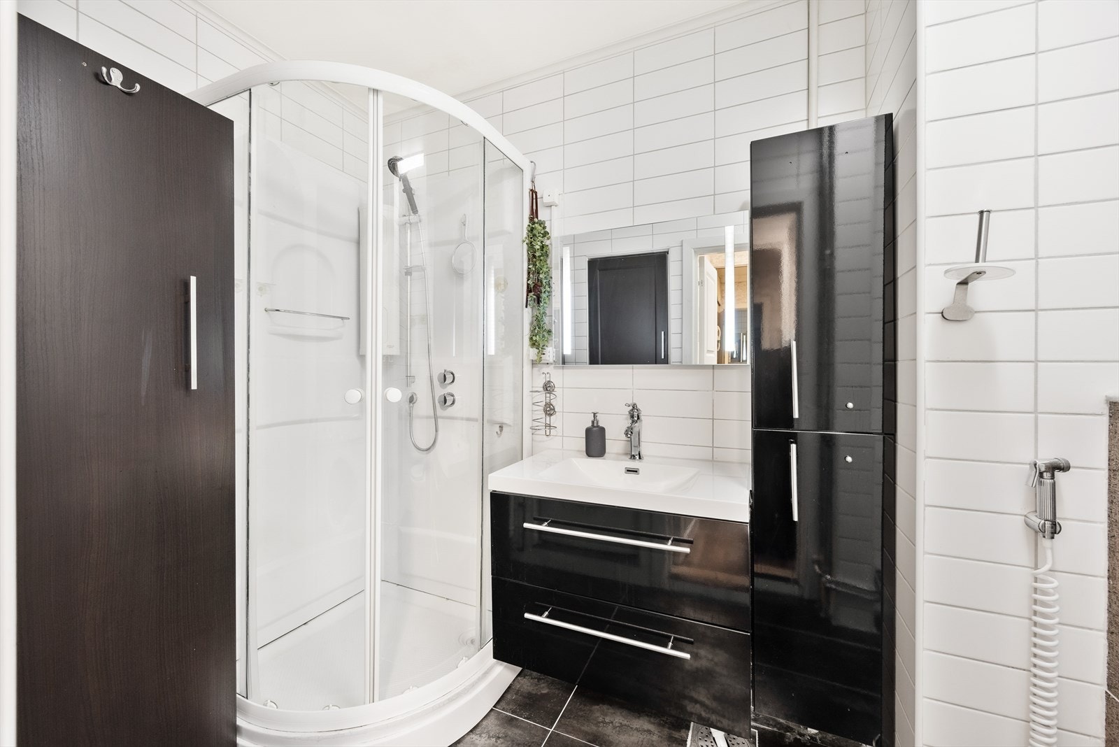 Veggskap er montert. Opplegg for vaskemaskin. Galleribilde