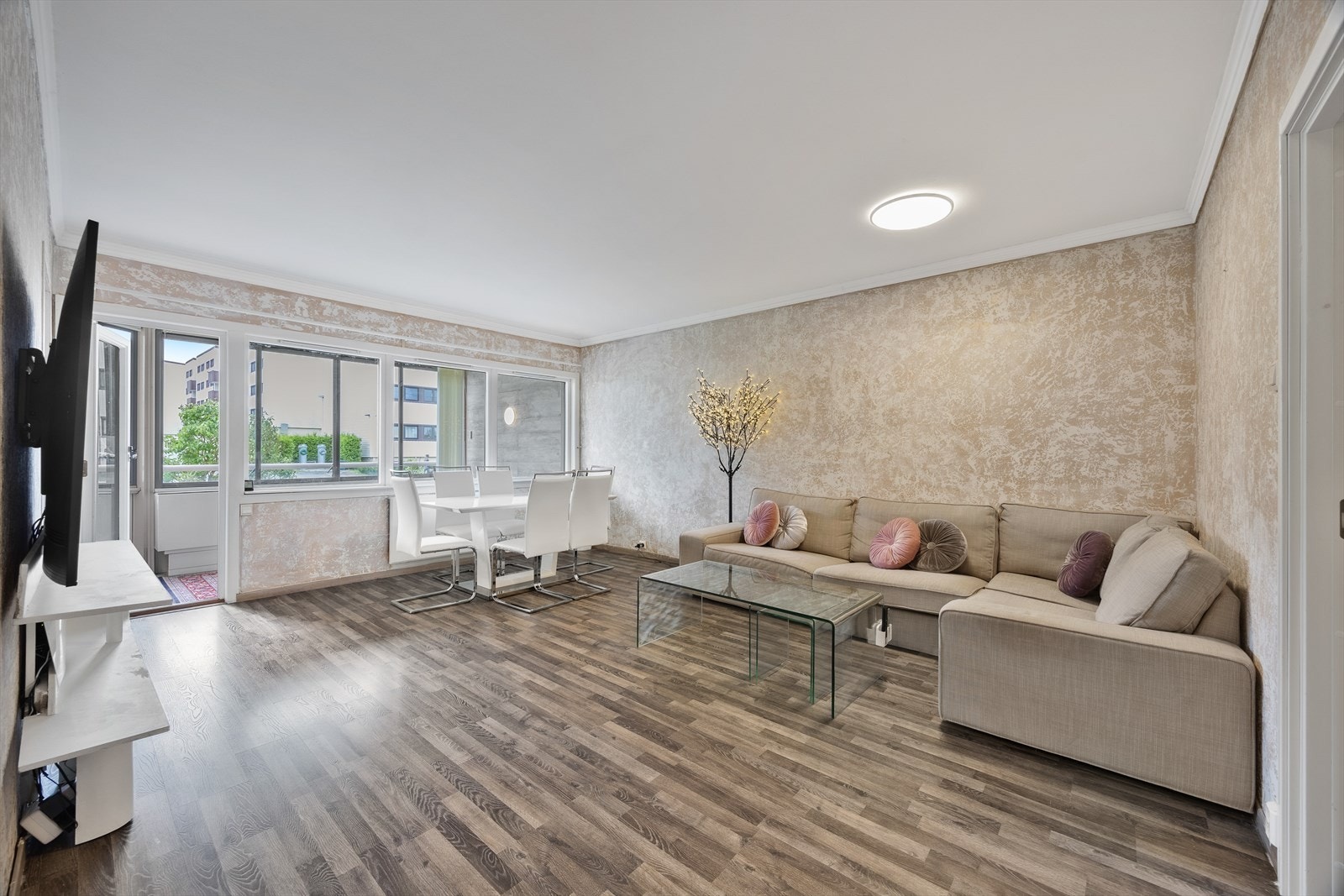 Her er det kort vei til alle nødvendige fasiliteter, inkludert et kjøpesenter, kulturhus og utmerkede kollektivforbindelser direkte til Oslo sentralstasjon. Nærheten til det vakre Langvannet gir mulighet for deilig, langgrunn bading om sommeren Galleribilde