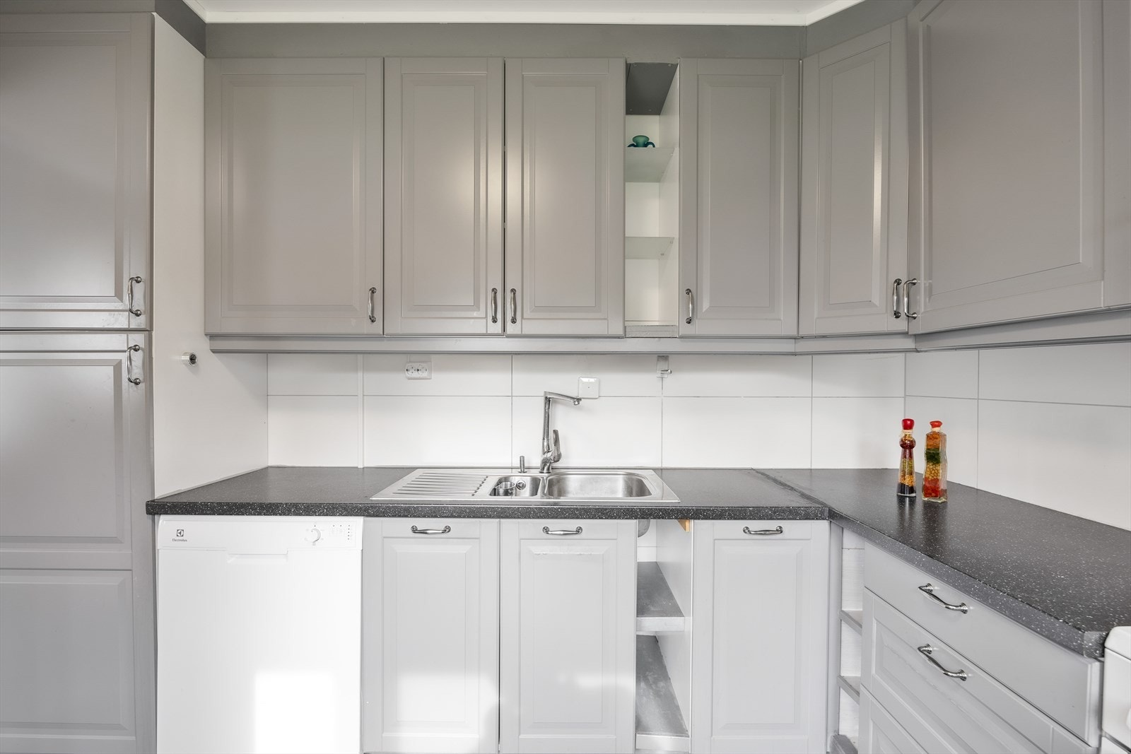 Fliser på vegg mellom overskap og underskap Galleribilde