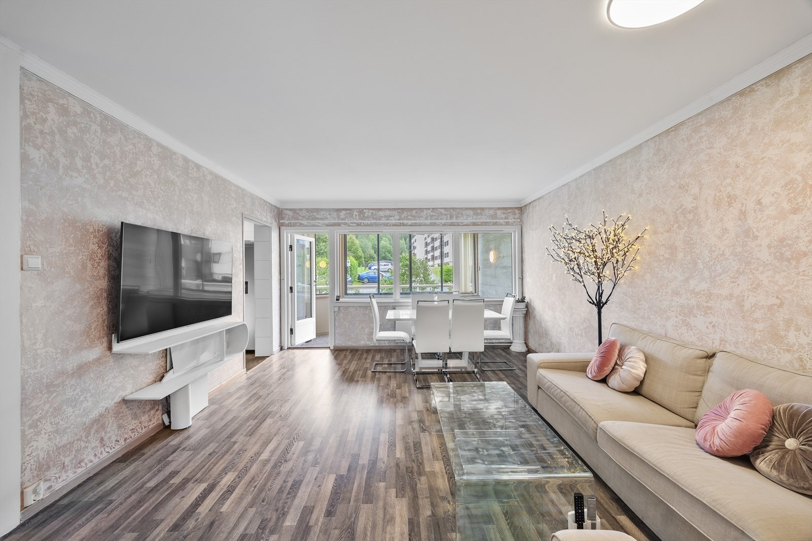 Eiendommen ligger idyllisk og attraktivt til ved Solheim langs Skårersletta, midt i hjertet av Lørenskog Galleribilde