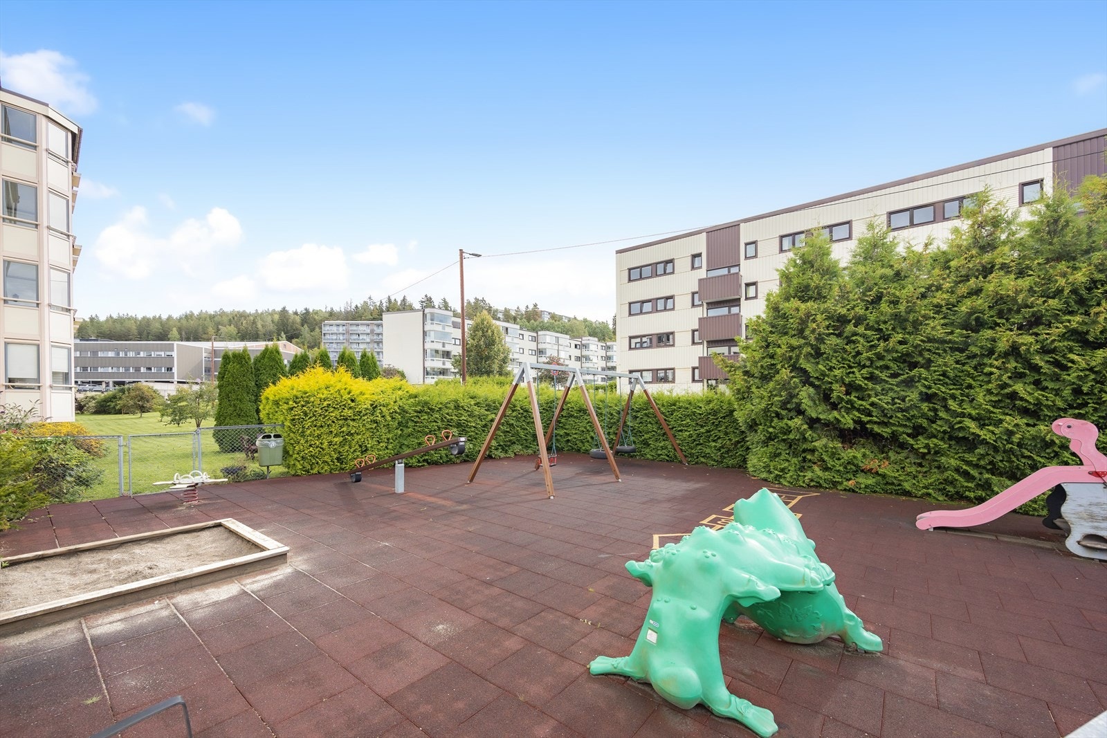 Områdene er opparbeidet med blant annet internstier, lekeapparater, sykkelstativer, sittebenker, plenarealer og diverse beplantning. Galleribilde