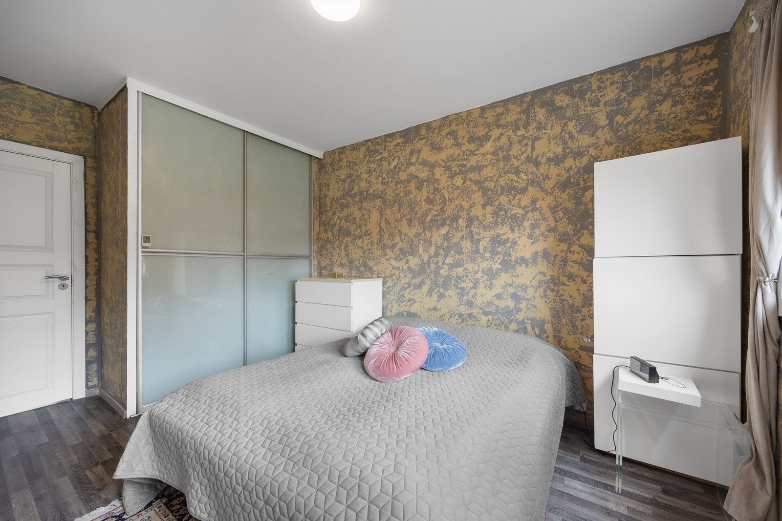 Hovedsoverommet er av god størrelse og har plassbygd garderobeskap Galleribilde