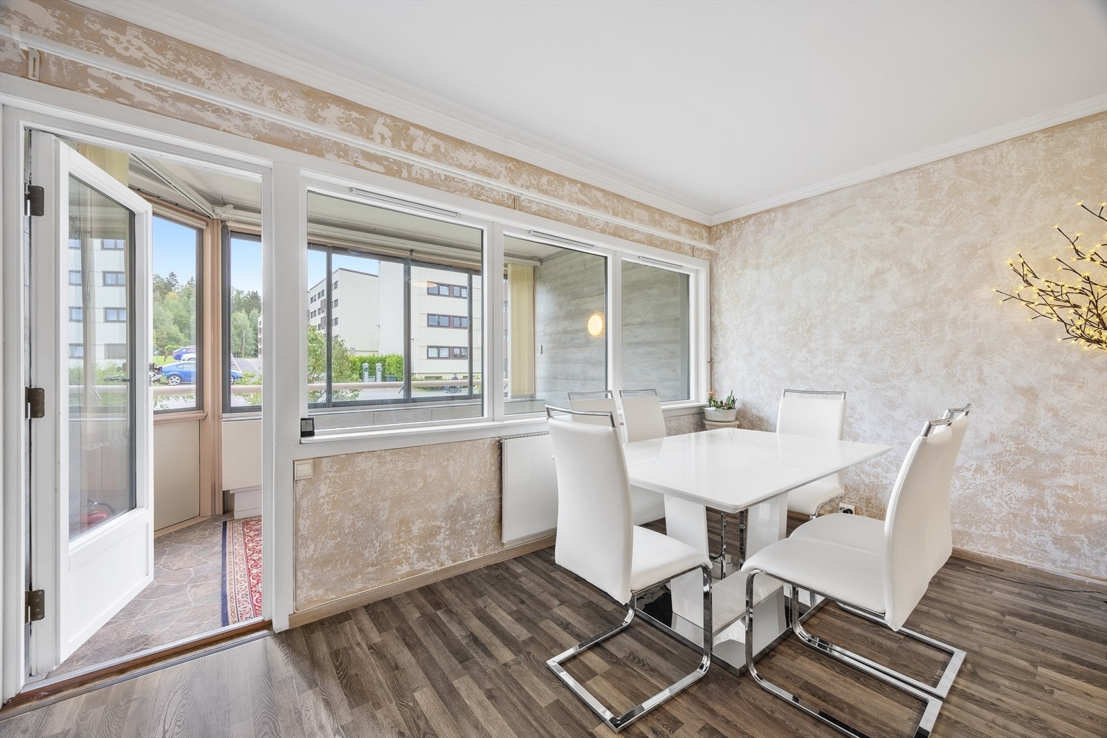 store vindusflater mot balkongen sørger mye naturlig lys Galleribilde