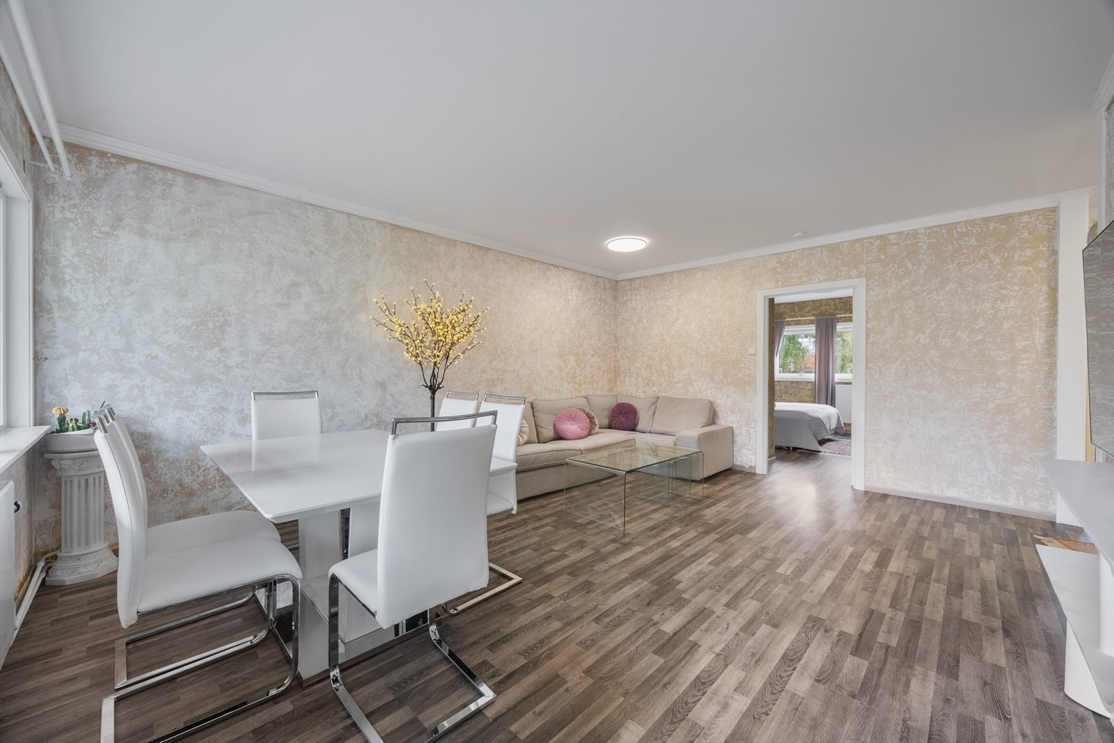 Felleskostnadene inkluderer fyring samt TV- og internettjenester. Det er ingen forkjøpsrett i borettslaget Galleribilde