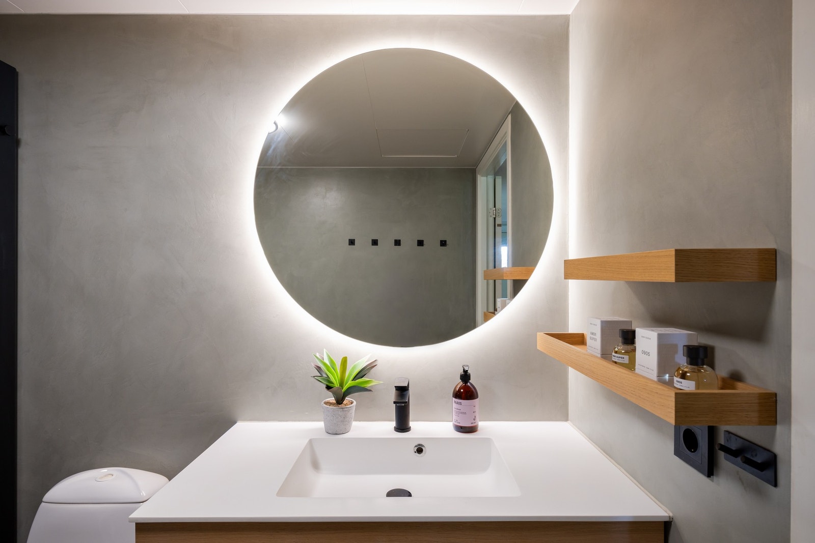 Badet er oppgradert i 2021 med mikrosement samt innredning. Galleribilde