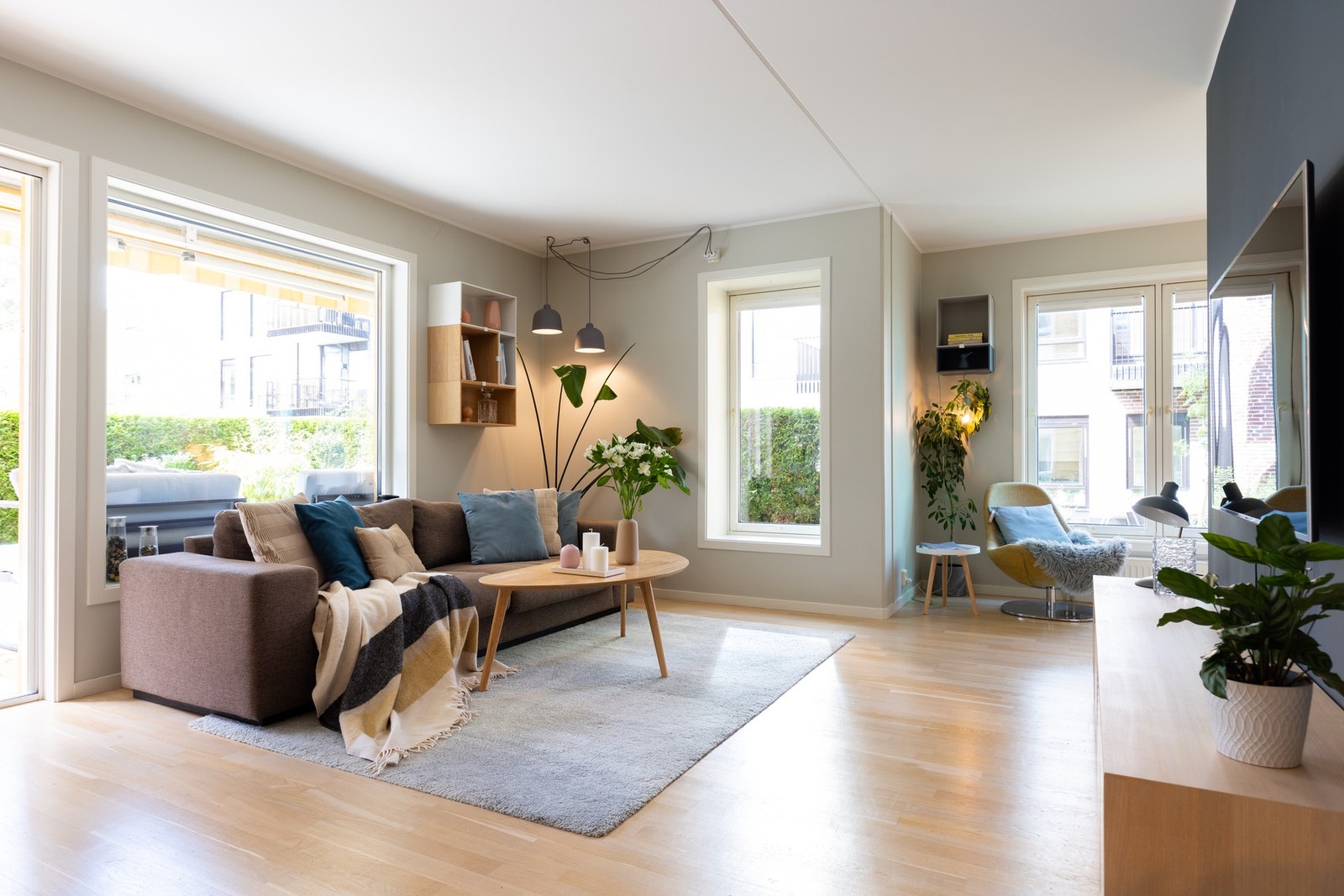 Beliggenheten på enden gir godt med naturlig lys fra generøse vindusflater på to sider. Dette gir en lys og luftig romfølelse. Galleribilde