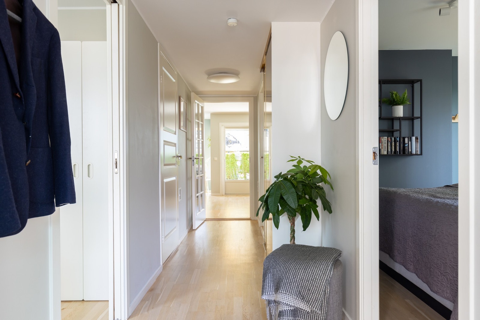 Boligens entré er knutepunktet med tilgang til alle rommene. Galleribilde