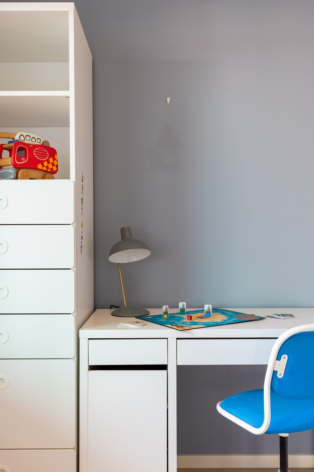 Det er plass til seng, kontorpult og oppbevaringsmøblement. Galleribilde