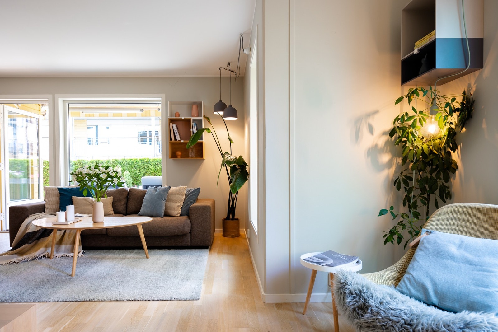 Oppholdsrommet har god plass til sofagruppe med tilhørende møblement. Galleribilde