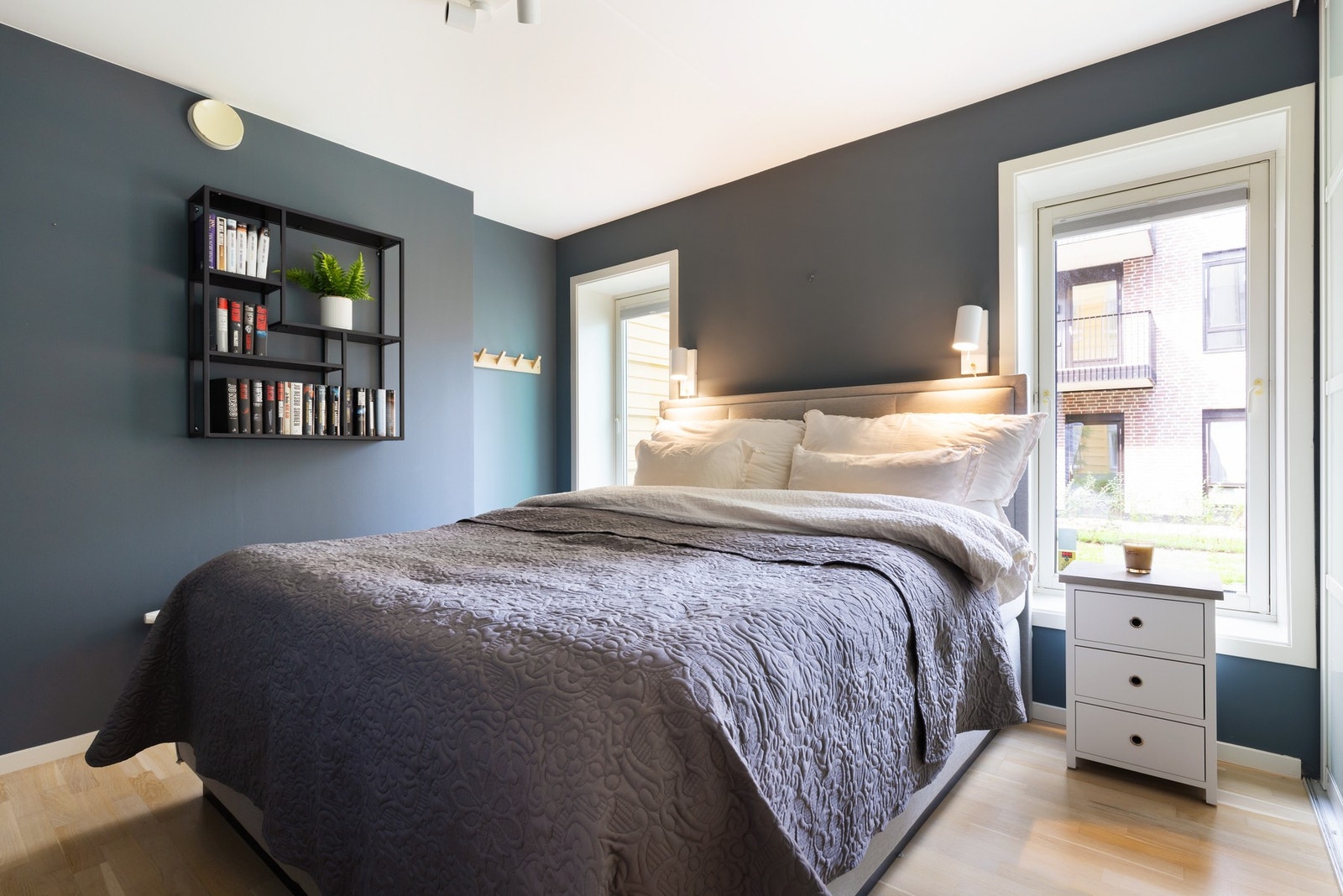 Leiligheten har to gode soverom som ligger fint plassert mot rolige omgivelser, så her er alt lagt til rette for en god natts søvn. Galleribilde