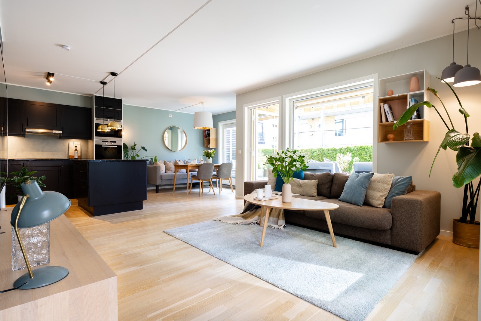 Innvendig får du en tiltalende bolig med en svært god planløsning, flott parkettgulv og malte overflater i moderne fargevalg. Galleribilde