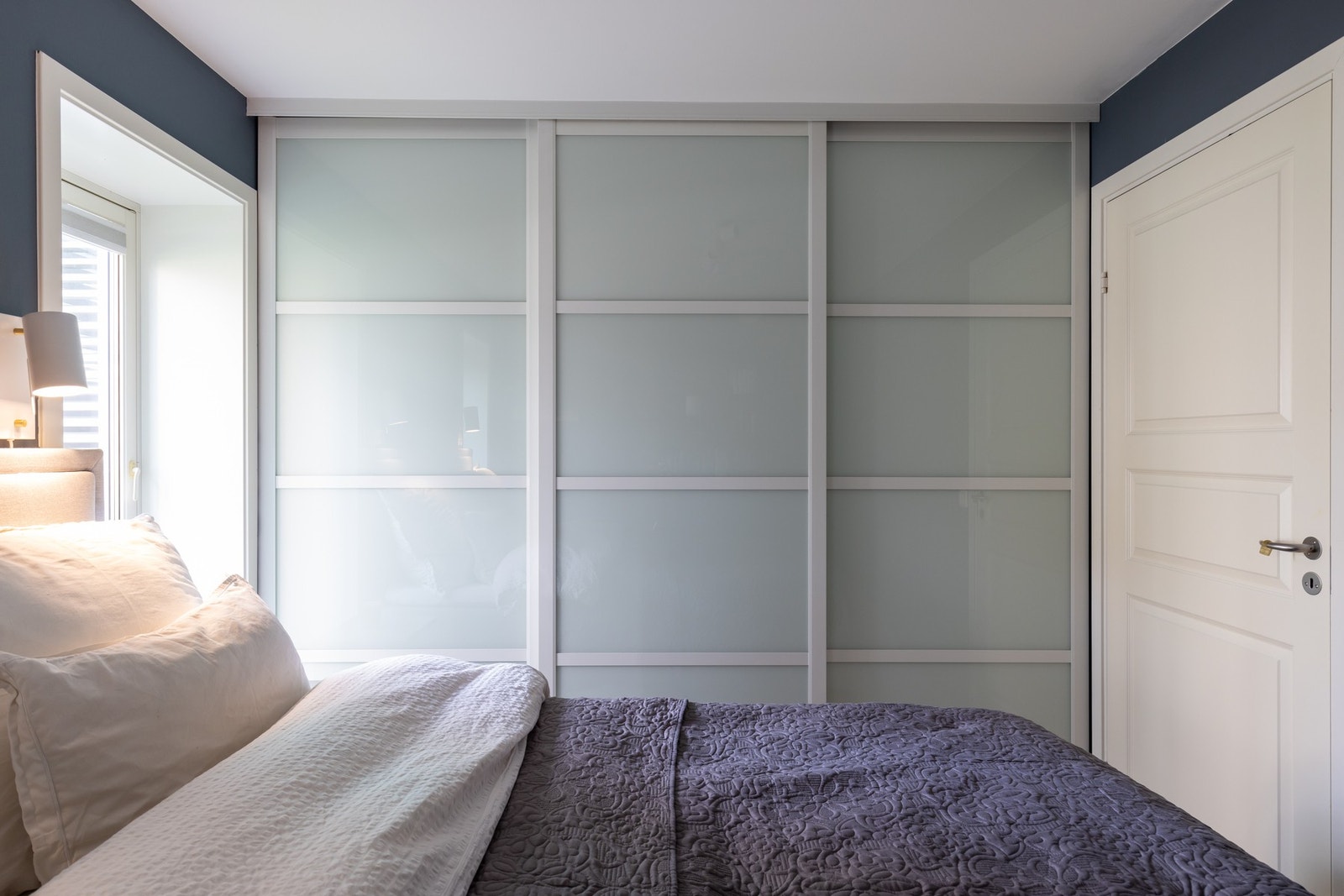 Her får du en stor skyvedørsgarderobe som gir godt med oppbevaring for klær og annet. Galleribilde