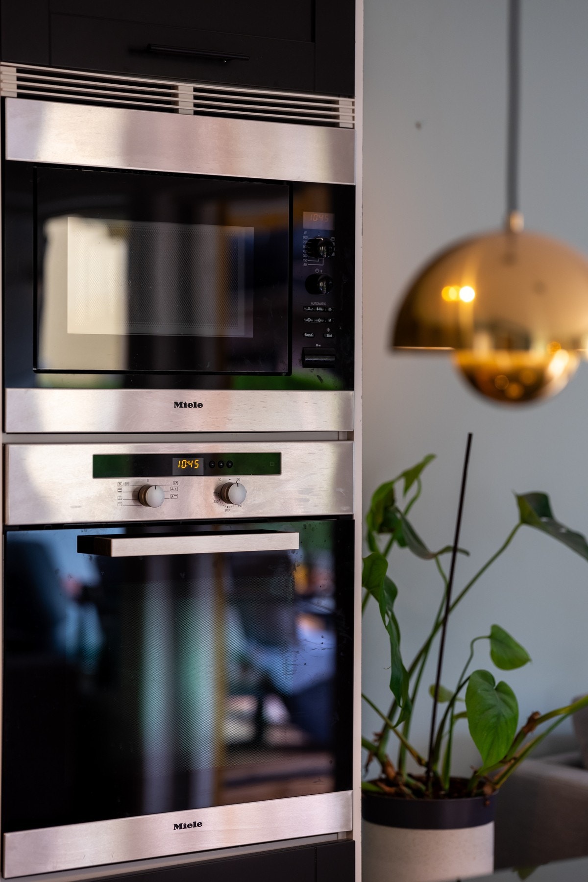 Hvitevarene som medfølger her består av plateetopp, komfyr (Miele), mikrobølgeovn (Miele) oppvaskmaskin (Bosh) og kjøleskap/fryser (Bosh). Galleribilde