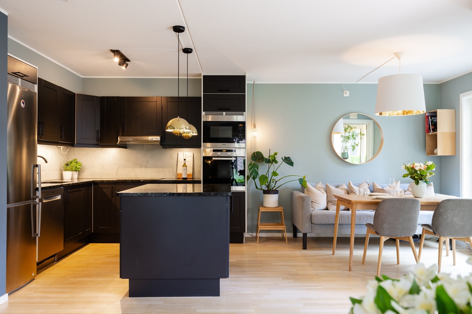 Innenfor kjøkkenet er det fin plass for spisebord. Galleribilde