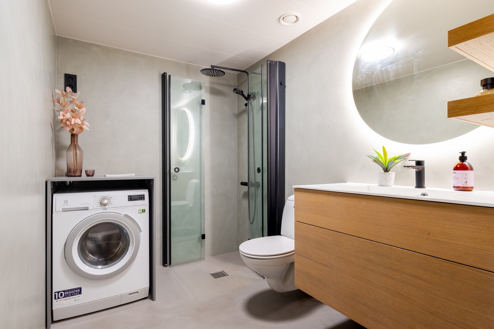 Baderommet er delikat og romslig med mikrosement på overflatene, samt gulvvarme. Galleribilde