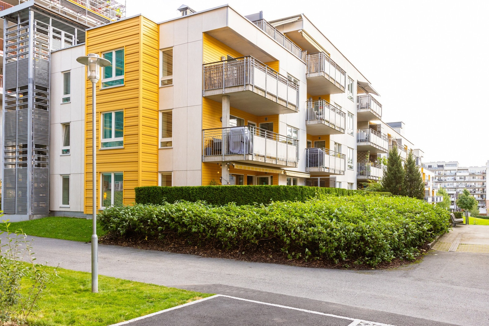 Den grønne hekken og annen beplantning sørger for skjerming, og plasseringen gjør det enkelt for barna å løpe ute og inn som de ønsker. Galleribilde