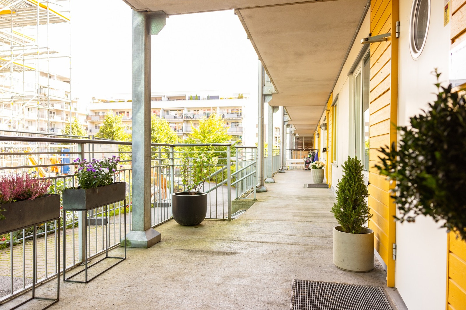 Enkel adkomst til boligen via noen trappetrinn og svalgang. Inngangsdøren åpnes med en elektrisk kodelås. Galleribilde