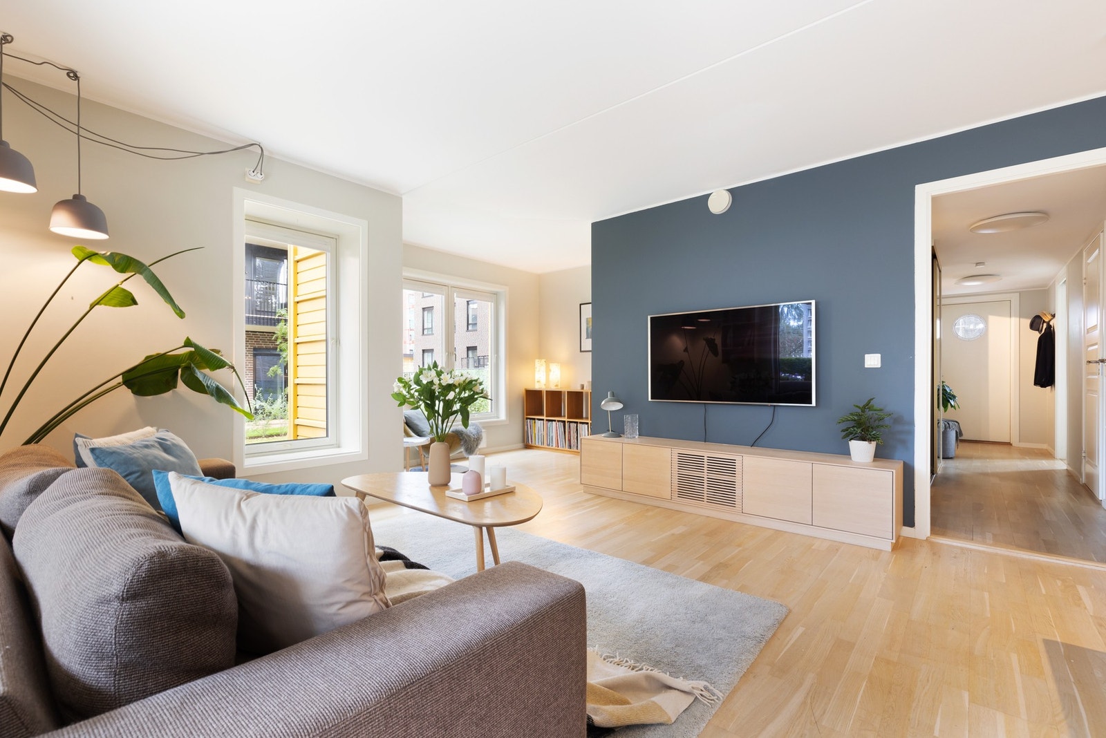 Boligen varmes opp med fjernvarme som inngår i felleskostnadene sammen med varmtvann, kabel-tv og internett. Galleribilde