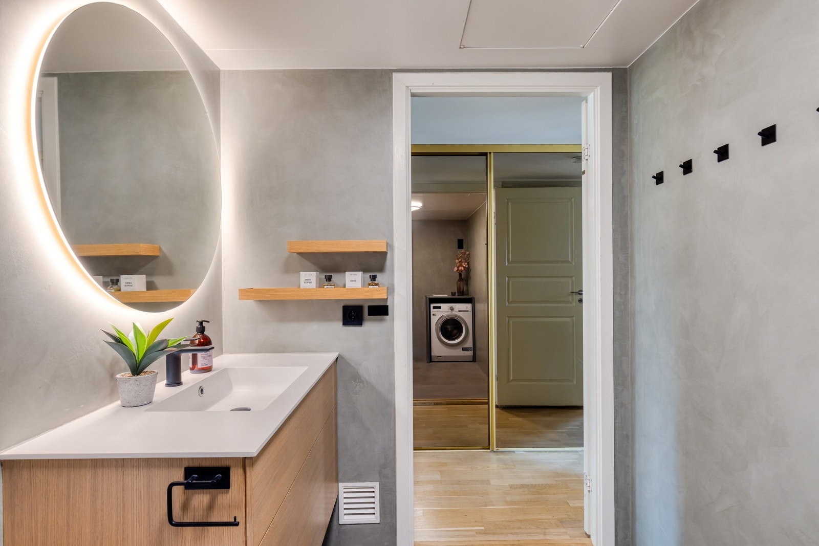 Videre er det servant på underskuffer og speil med integrert belysning. Galleribilde