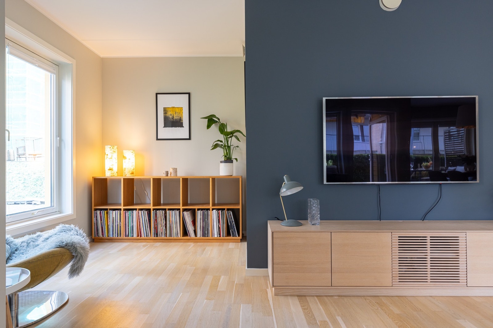 Stuen har ulike soner som gir gode møbleringsmuligheter. Galleribilde