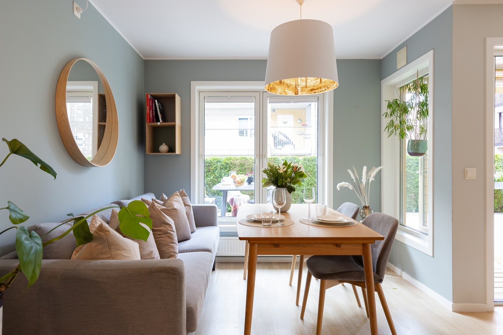 Vinduene gir en fin atmosfære, og du er vendt mot egen flott uteplass. Galleribilde