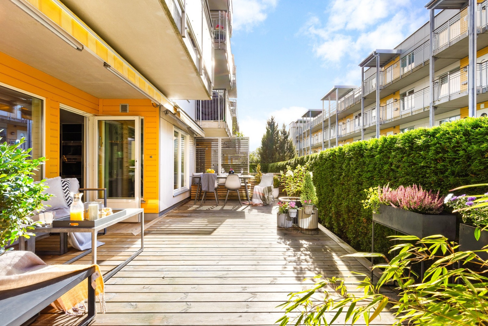 Her er det god plass til både lounge, spisebord og solsenger. Galleribilde