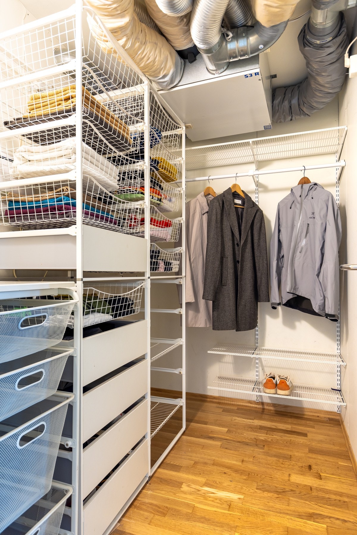 Praktisk bod/omkledningsrom på 4 kvm i tilknytning til boligen. Galleribilde