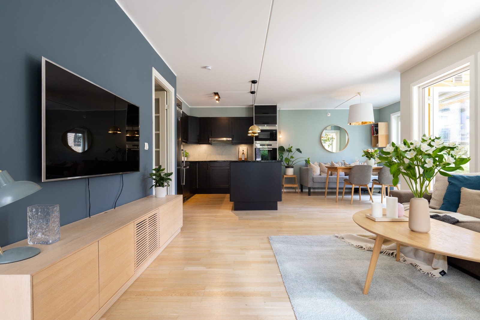 Stuen og kjøkkenet ligger i en åpen løsning og gir med det et sosialt allrom. Galleribilde