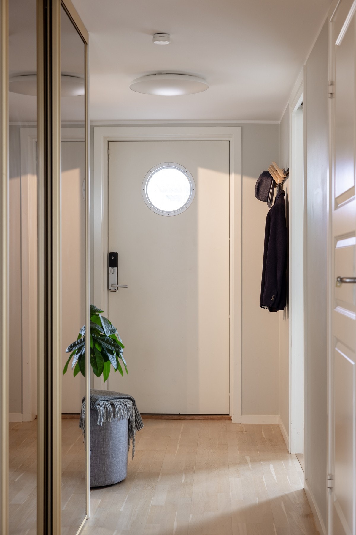 Velkommen inn - godt med oppbevaringsplass i skyvedørsgarderobe med speil som blir stående. Galleribilde