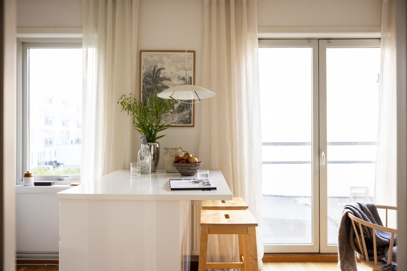- Store vindusflater som gir rikelig med luft og lys - Galleribilde