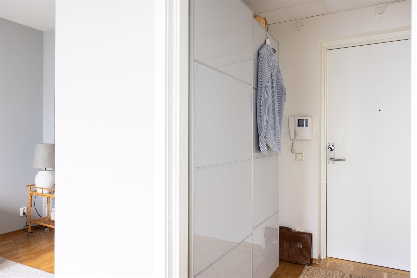 - God plass til sko og yttertøy i skyvedørsgarderobe - Galleribilde
