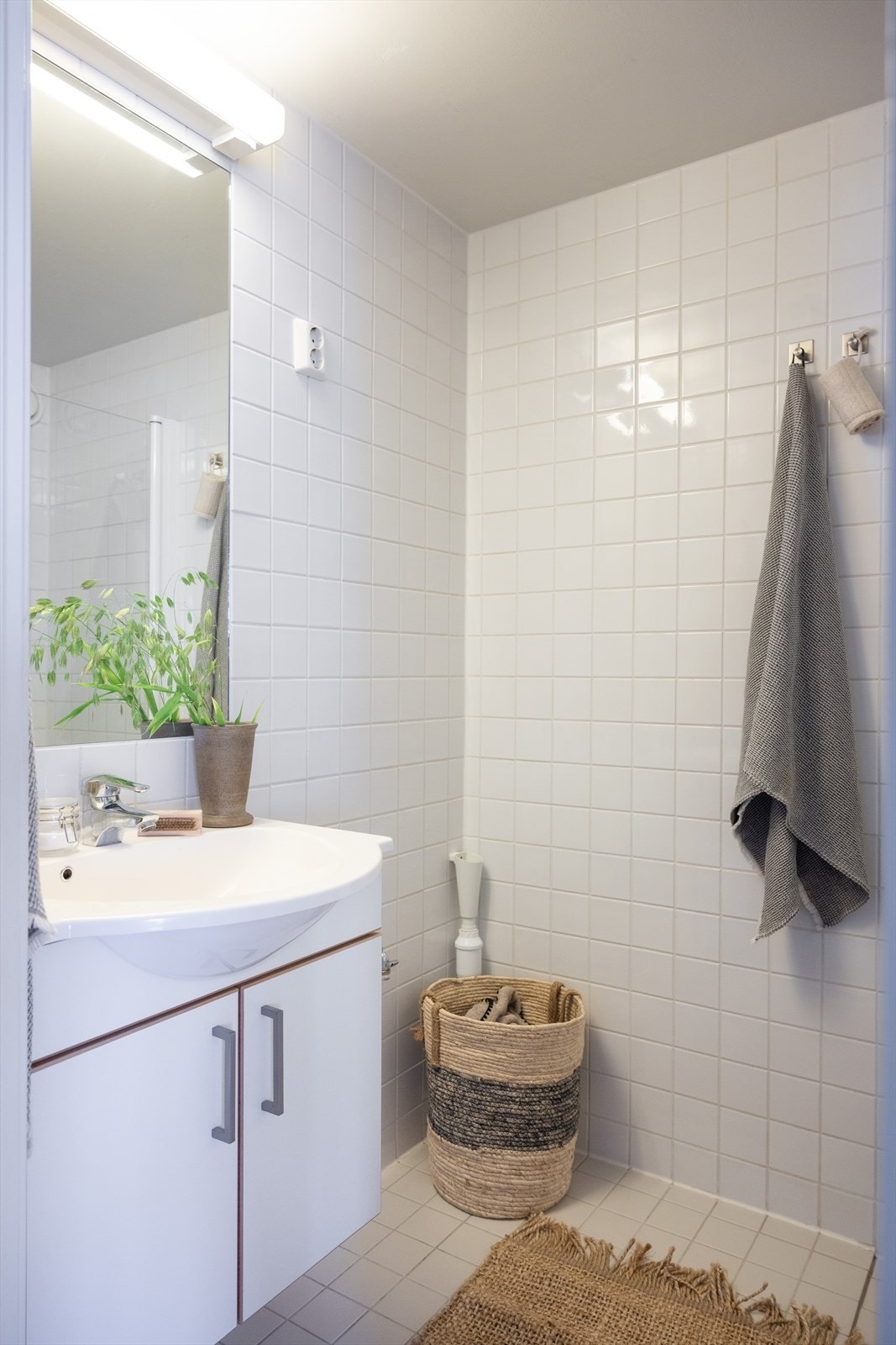 - Innredet med vegghengt klosett, servant nedfelt i innredning og dusjhjørne med svingbare glassdører. Opplegg for vaskemaskin. Det er mekanisk avtrekk med tilluftspalte - Galleribilde