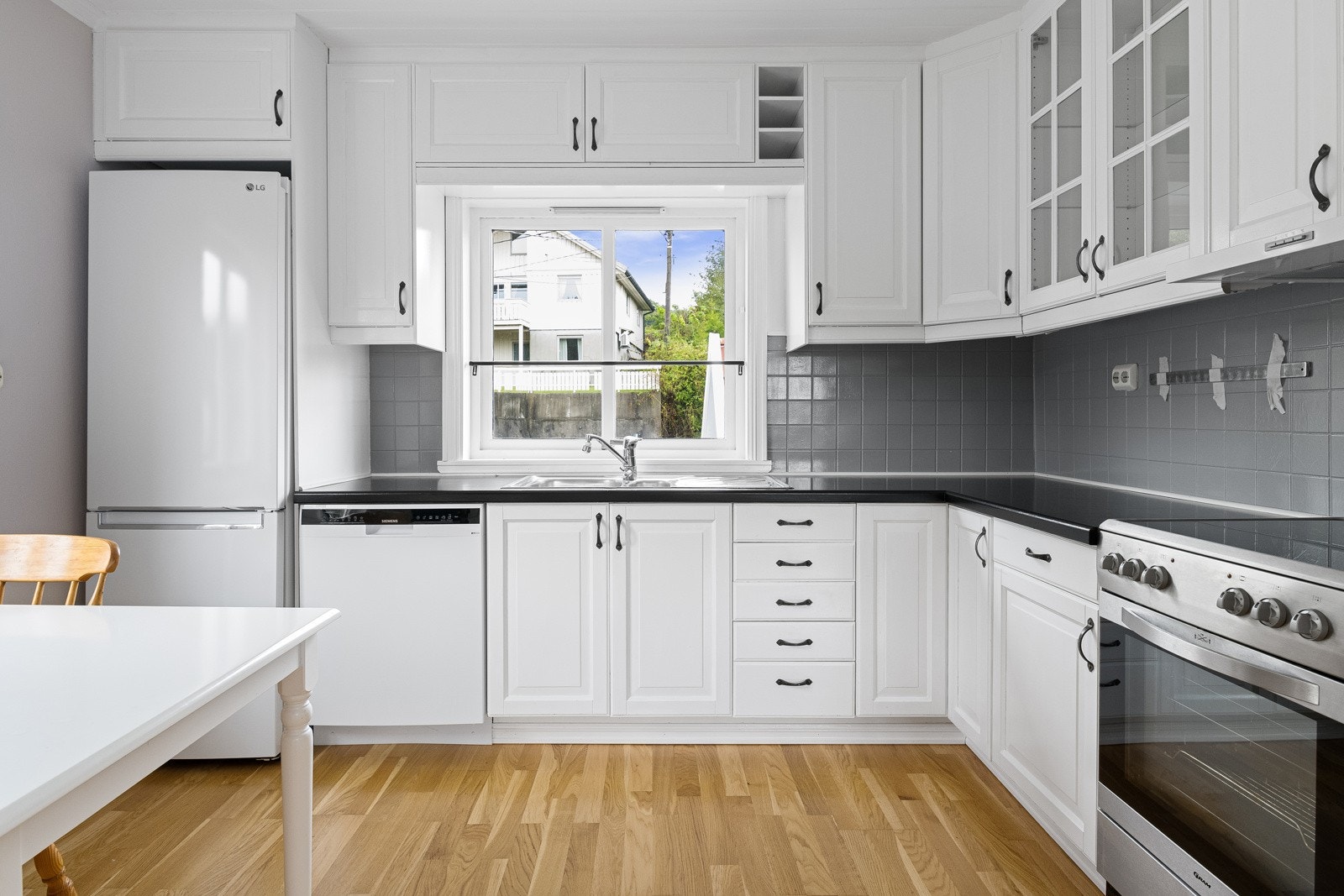 Lyst kjøkken med god skap- og benkeplass. Galleribilde