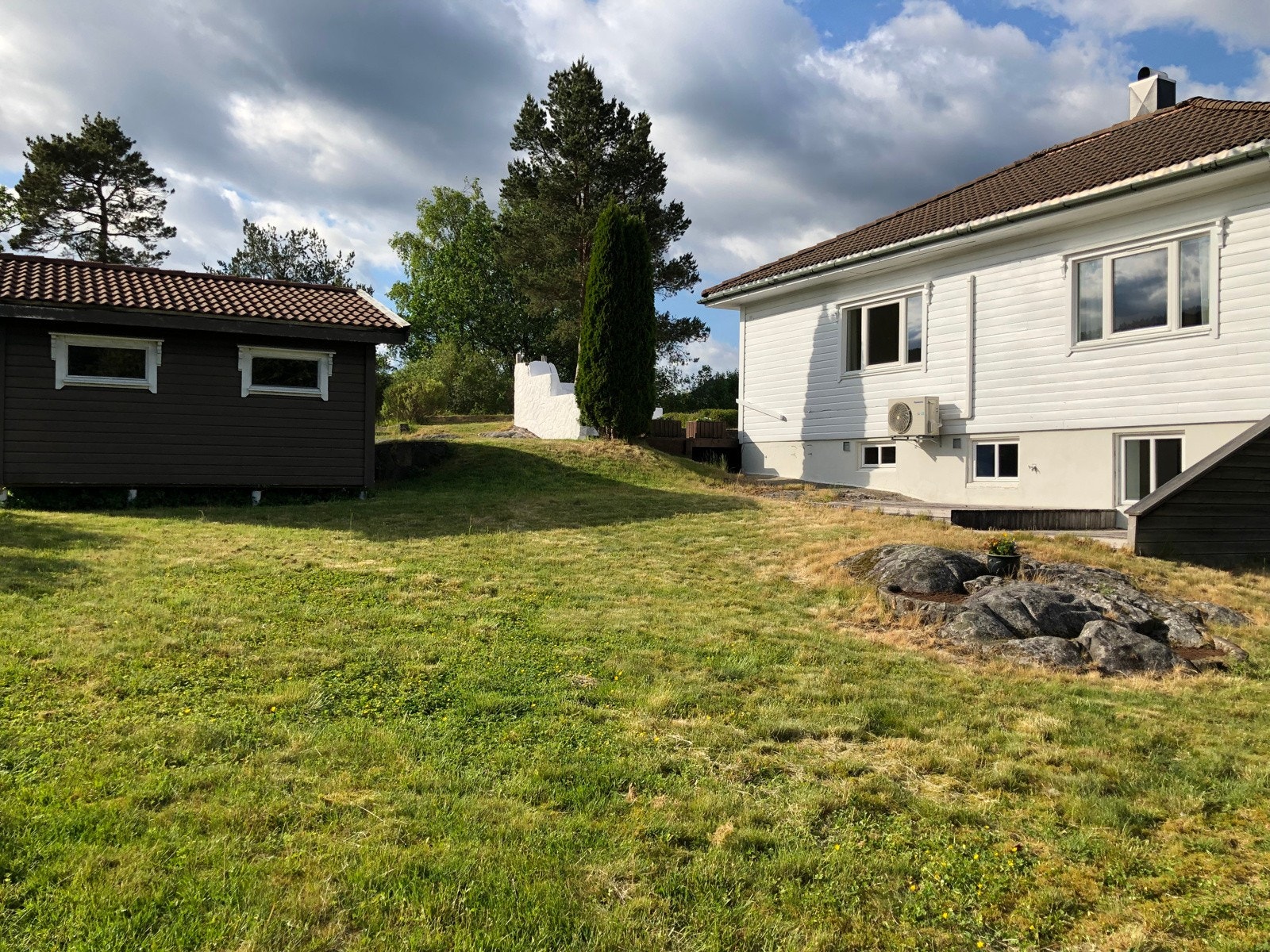 Utvendig bod med god lagringsplass i hagen. Galleribilde