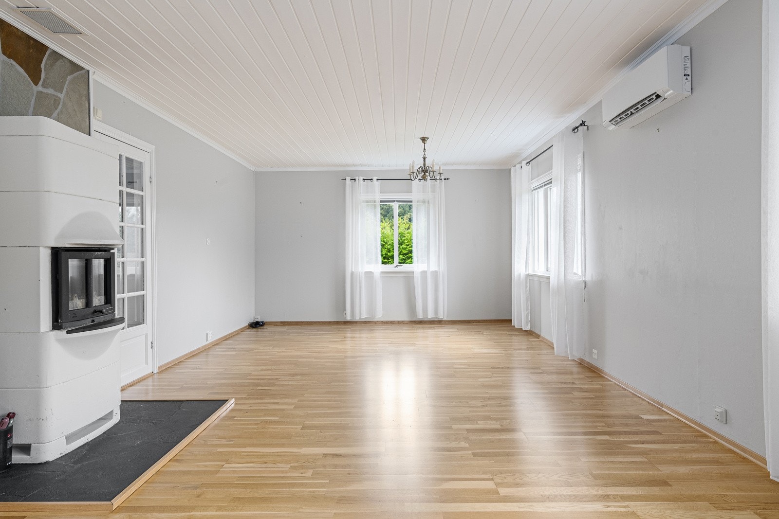 Stuen er malt i lyse farger. Galleribilde