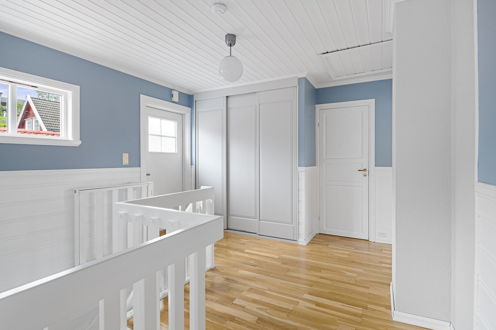 Gang med inngang og trapp ned til underetasjen. Galleribilde