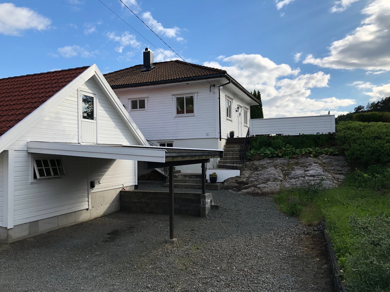 Carport med elbillader på baksiden av garasjen. Galleribilde