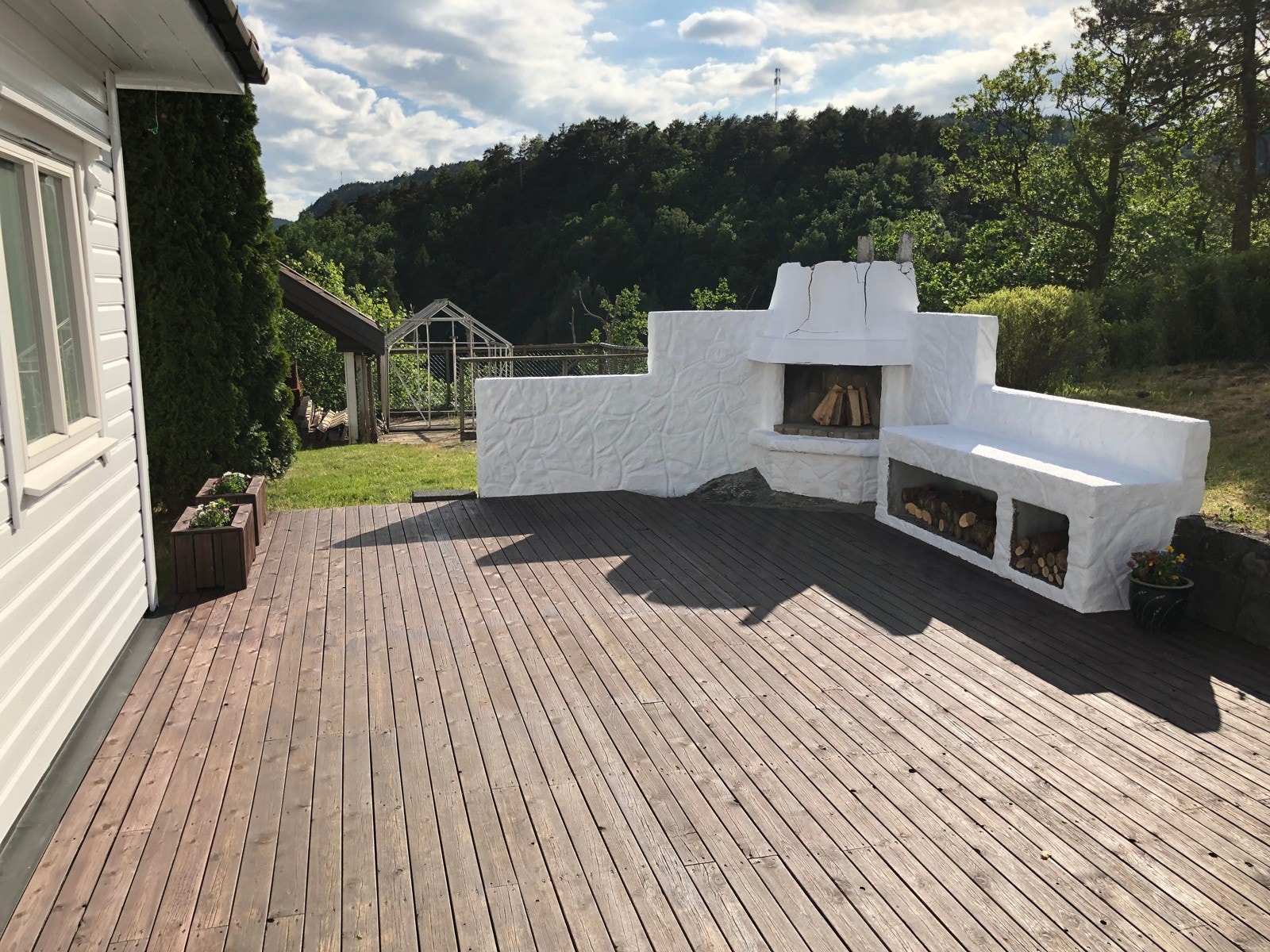 Koselig terrasse med utepeis Galleribilde