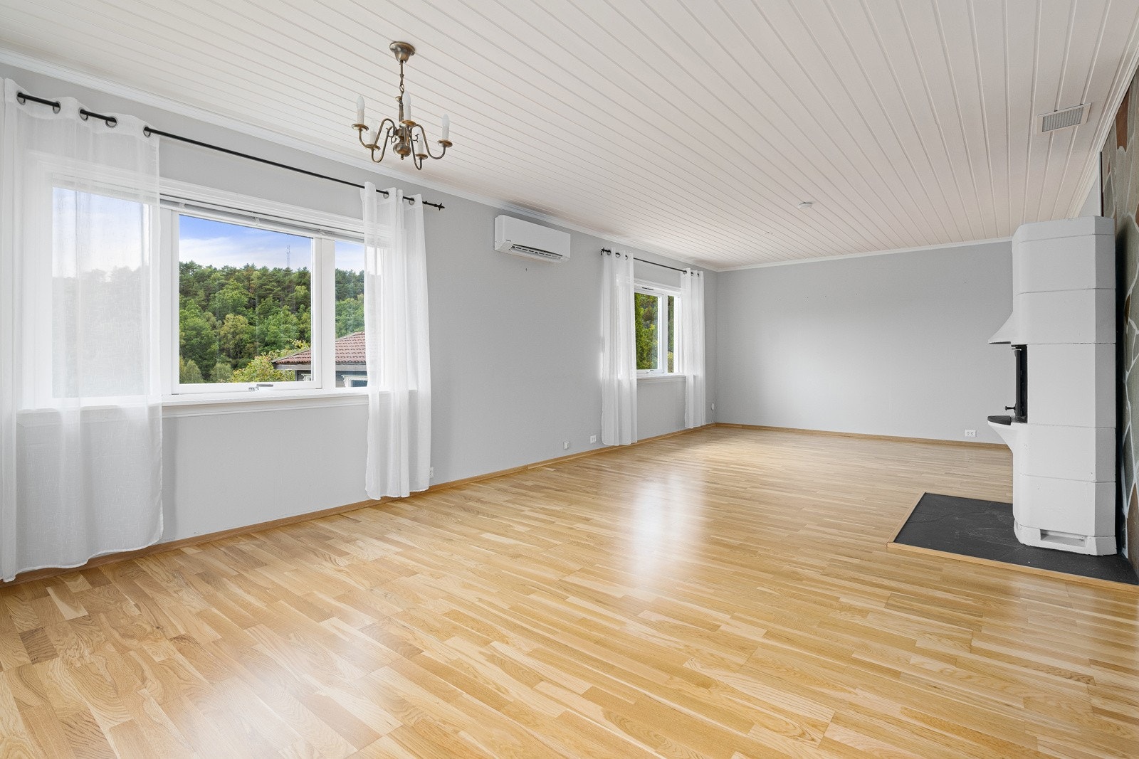 Stue med vedovn og varmepumpe. Galleribilde