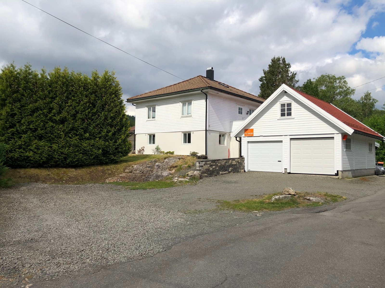 God parkering i garasje og i forkant av denne. Galleribilde
