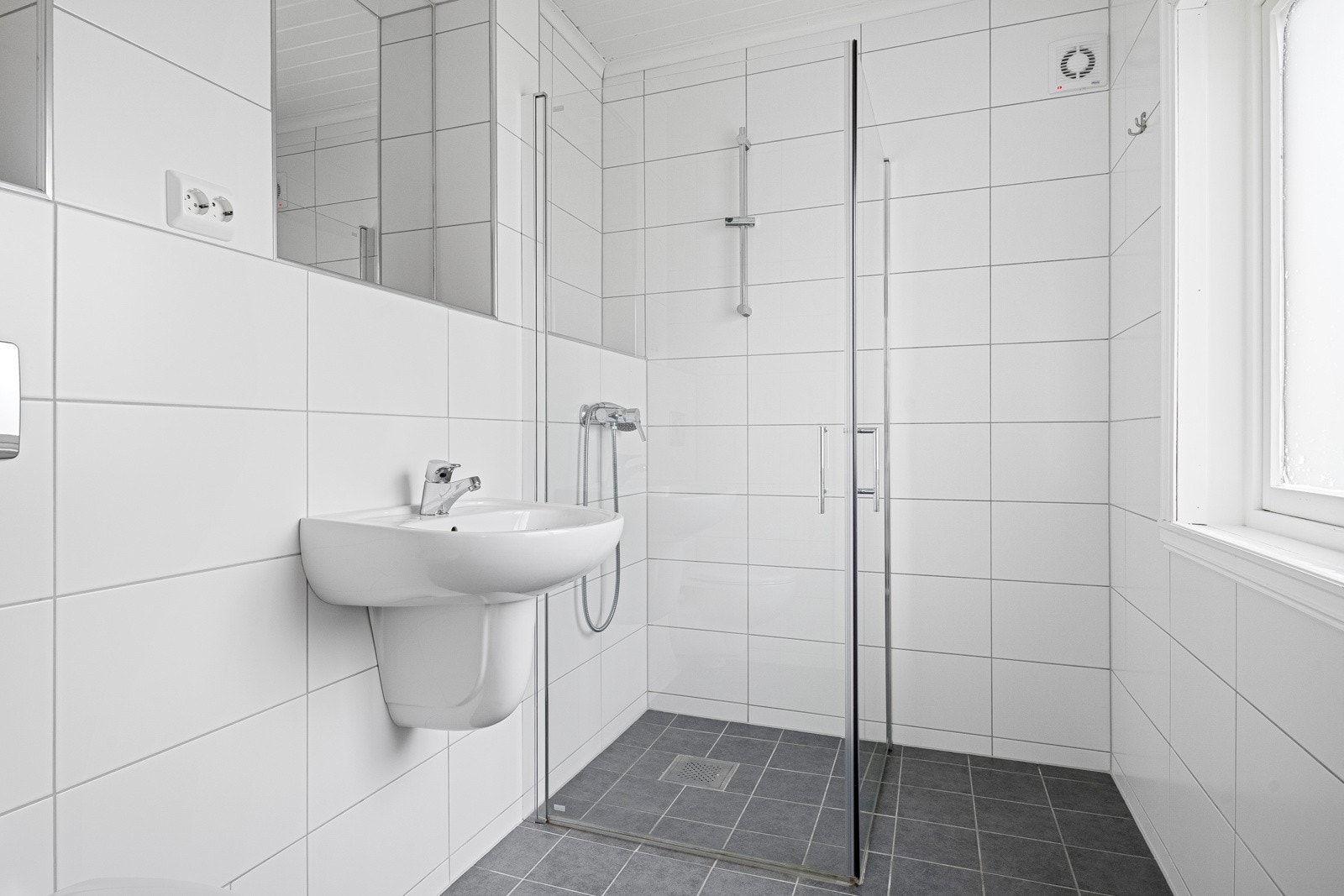 Nyere delikat bad i hovedetasjen. Galleribilde