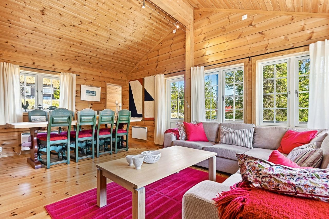Fra stuen er det utgang til en romslig, dels overbygget veranda. Galleribilde